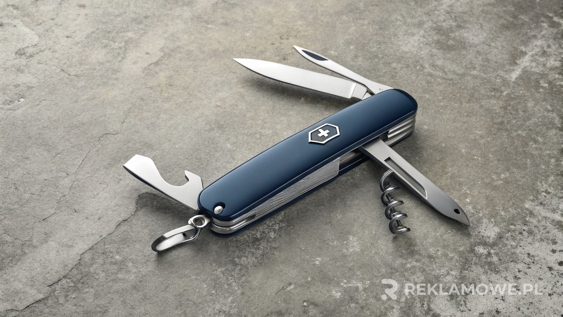 Scyzoryk trzymany w dłoni