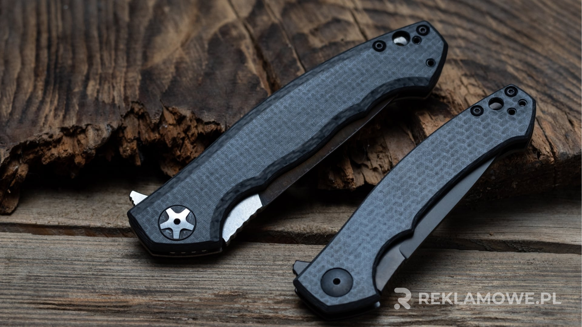 Scyzoryki reklamowe na tle biurowym